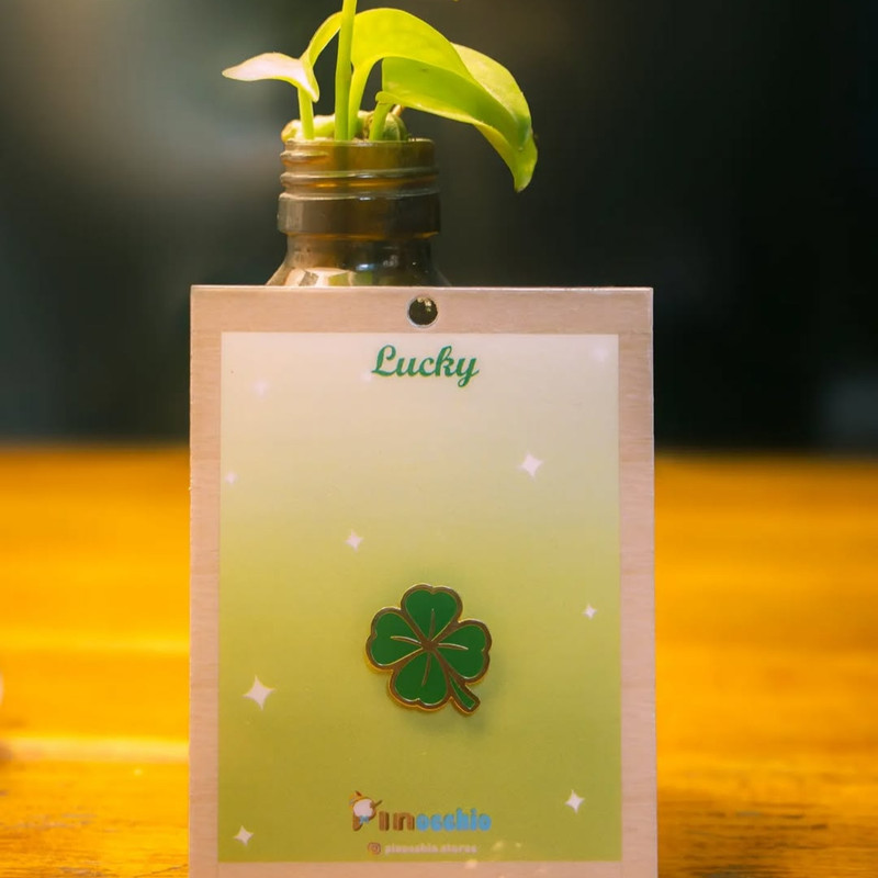 گل سینه مدل چهار برگ شبدر