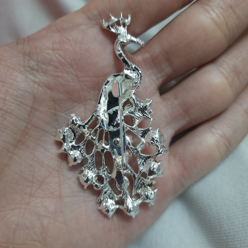 گل سینه زنانه مدل طاووس