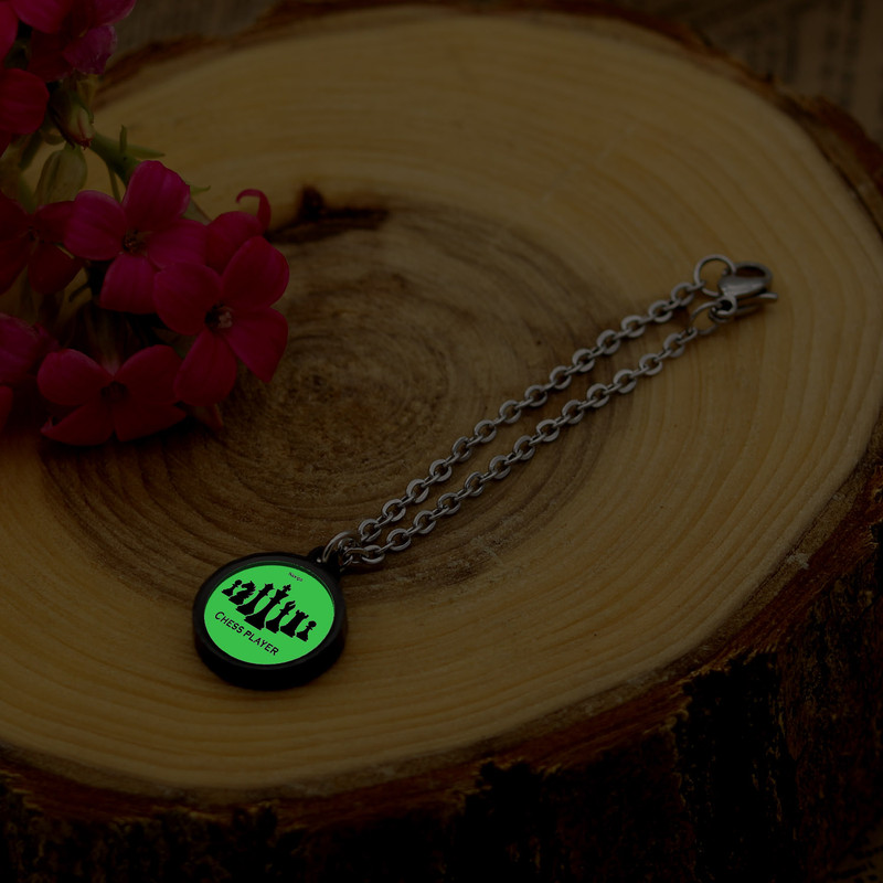 آویز ساعت زنانه ناکسیگو مدل شب تاب طرح شطرنج کد AW7231