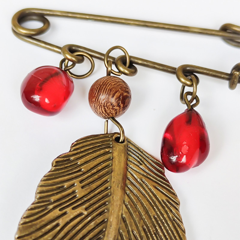 سنجاق سینه زنانه مدل برگ انار