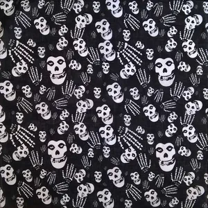 دستمال سرو گردن مدل Black Skull