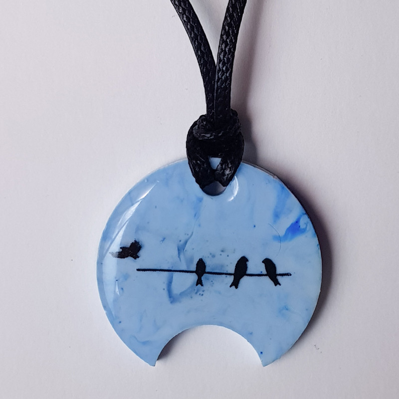 گردنبند دخترانه مدل رزینی طرح پرنده گردنبند دخترانه مدل رزینی طرح پرنده