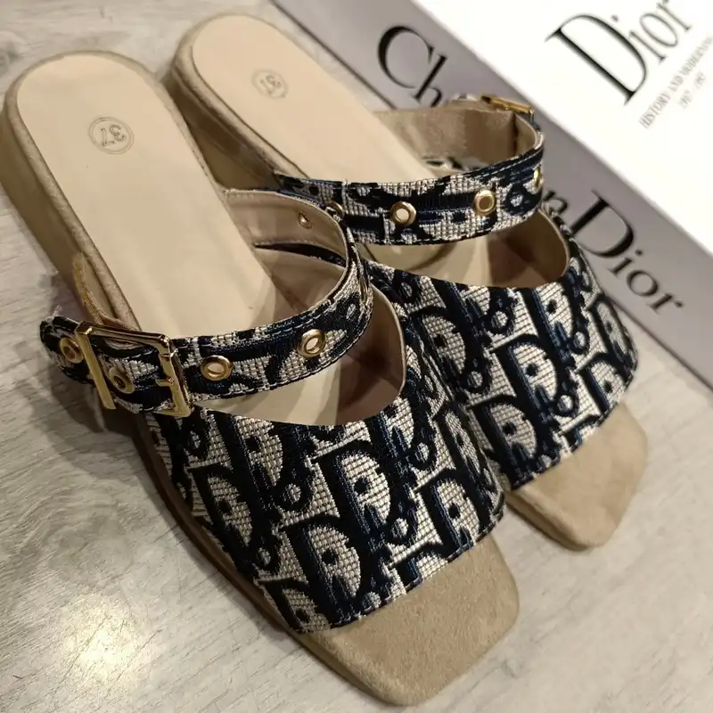 صندل زنانه مدل D703