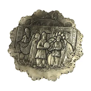 بشقاب قلمزنی طرح کاروانسرا و فروشندگان