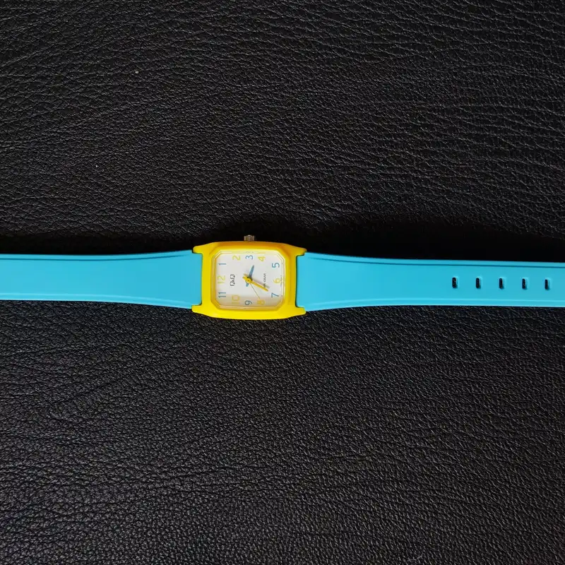 ساعت مچی عقربه ای بچگانه کیو اند کیو مدل V33A-005VY