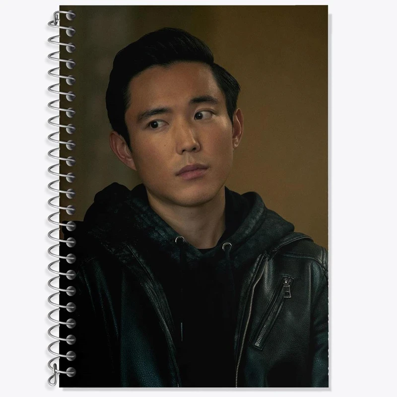 دفتر زبان 50 برگ خندالو مدل دو خط طرح بن هارگریوز سریال آکادمی آمبرلا The Umberella Academy کد 28542