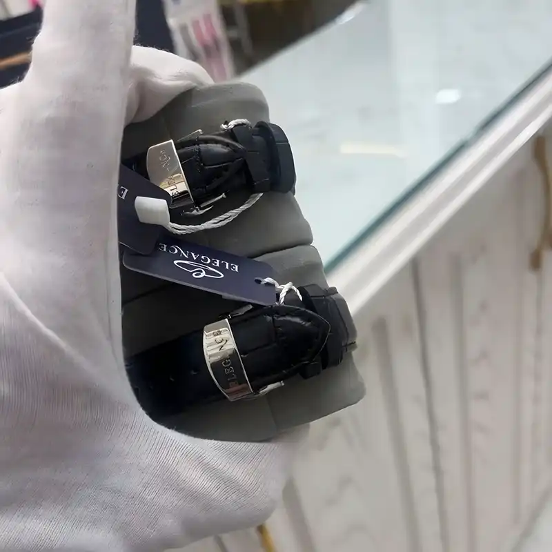 ست ساعت مچی عقربه ای زنانه و مردانه الگانس مدل بند چرمی تک موتوره کد 06