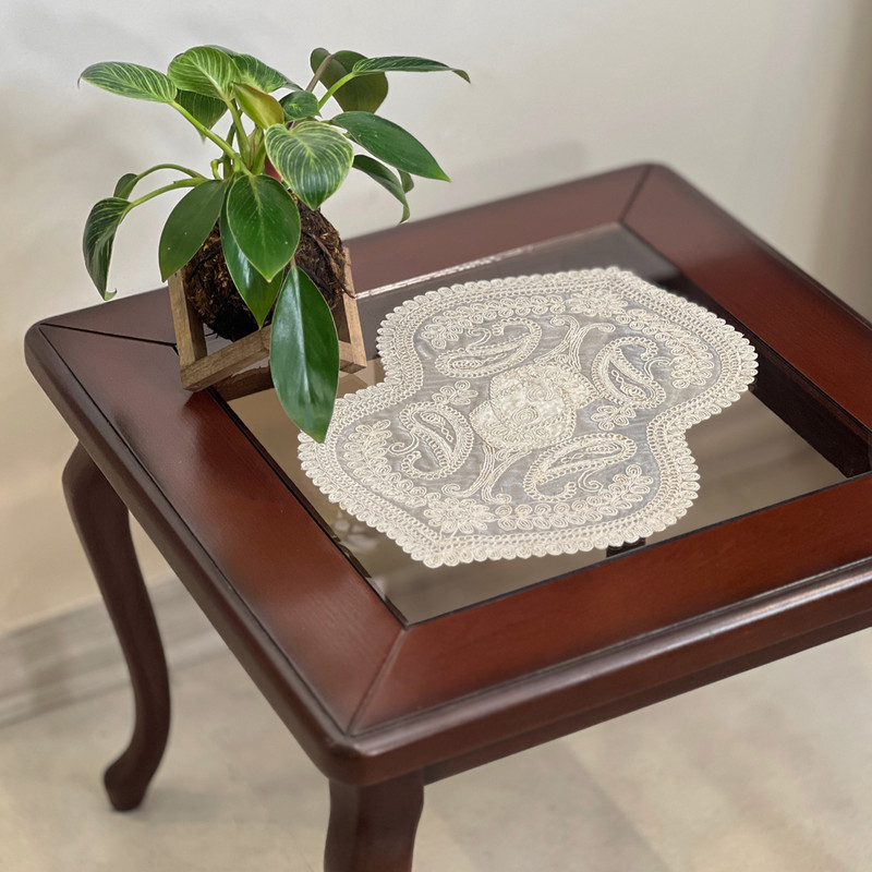 رومیزی مدل عسلی طرح قیطان بته جقه سایز 40×28 سانتی متر