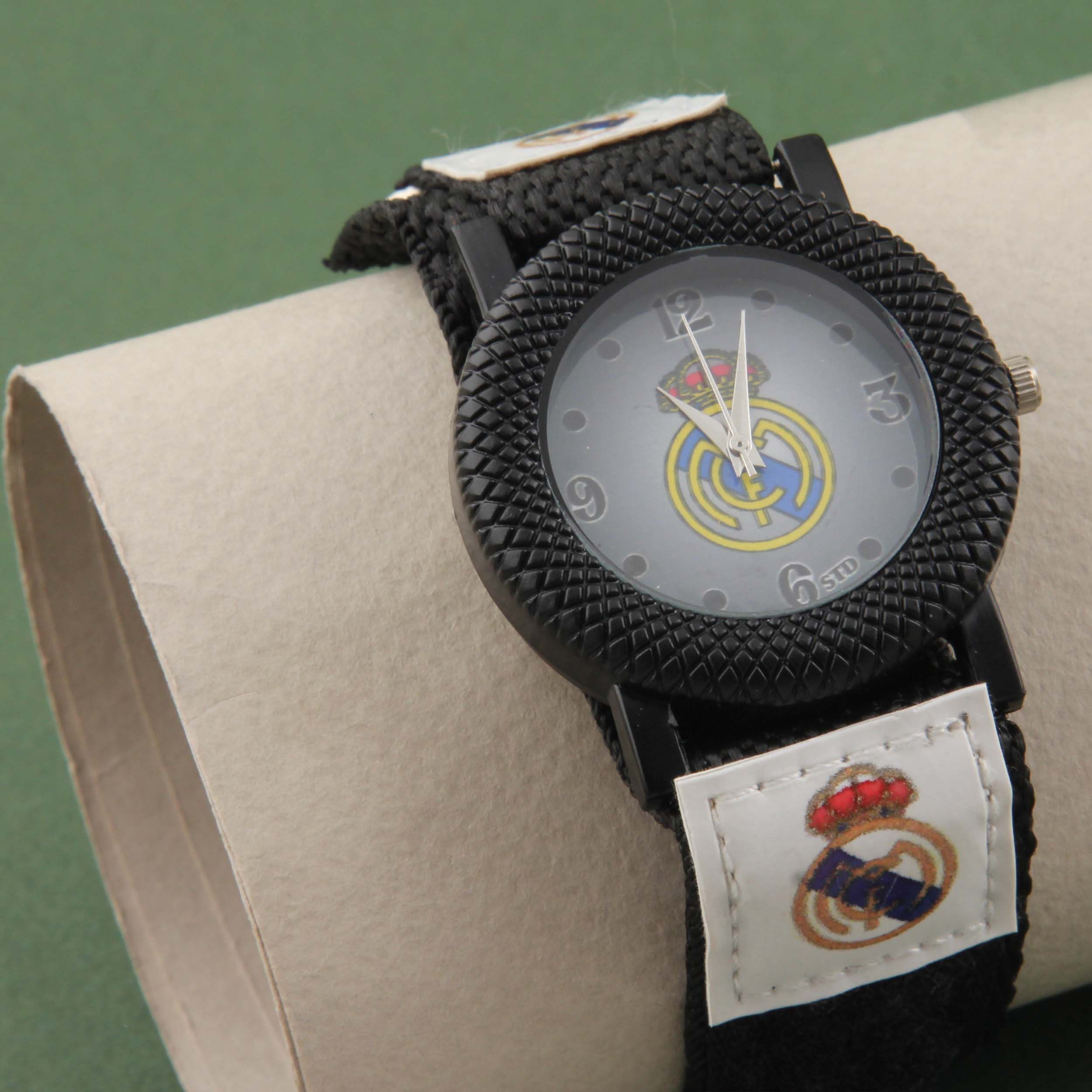 ساعت مچی عقربه ای پسرانه مدل ورزشی بند کتان چسبی طرح رئال مادرید کد WHK_098 ساعت مچی عقربه ای پسرانه مدل ورزشی بند کتان چسبی طرح رئال مادرید کد WHK_098