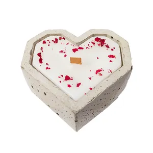 شمع دست ساز هیوا مدل بتنی طرح قلب و گلبرگ کد 97