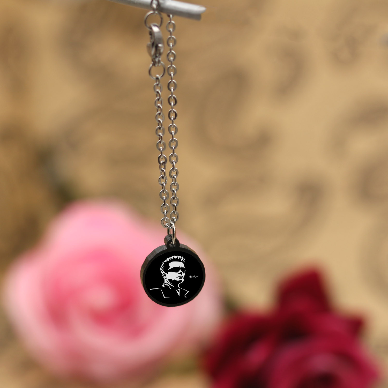 آویز ساعت زنانه ناکسیگو مدل شب تاب طرح ترمیناتور کد AW8889