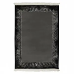 فرش ماشینی 700 شانه زمینه طوسی حاشیه سرمه‌ای مدل پتینه طرح ورساچه