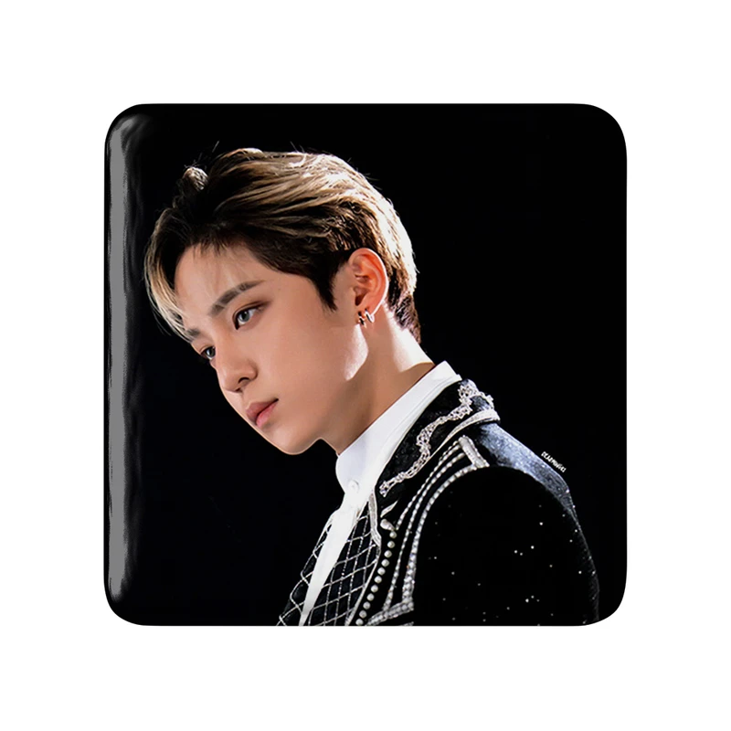 مگنت خندالو طرح یونهو گروه ایتیز ATEEZ  مدل مربعی کد 21213