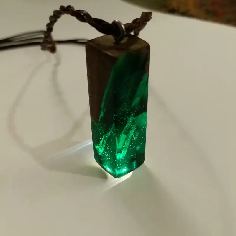 گردنبند مدل چوب و رزین شب تاب A4