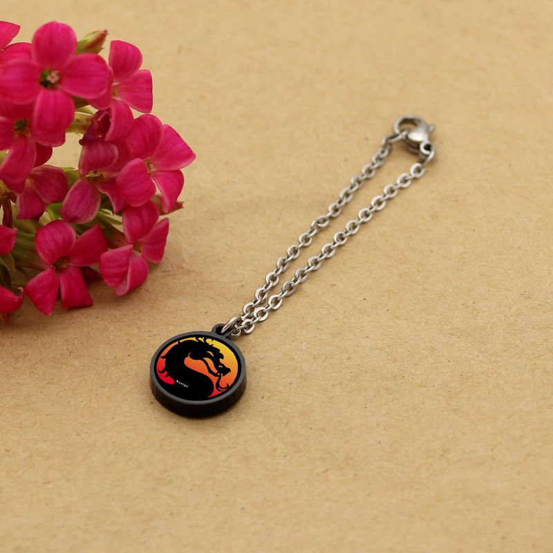 آویز ساعت زنانه ناکسیگو مدل شب تاب طرح مورتال کامبت کد AW9047 آویز ساعت زنانه ناکسیگو مدل شب تاب طرح مورتال کامبت کد AW9047