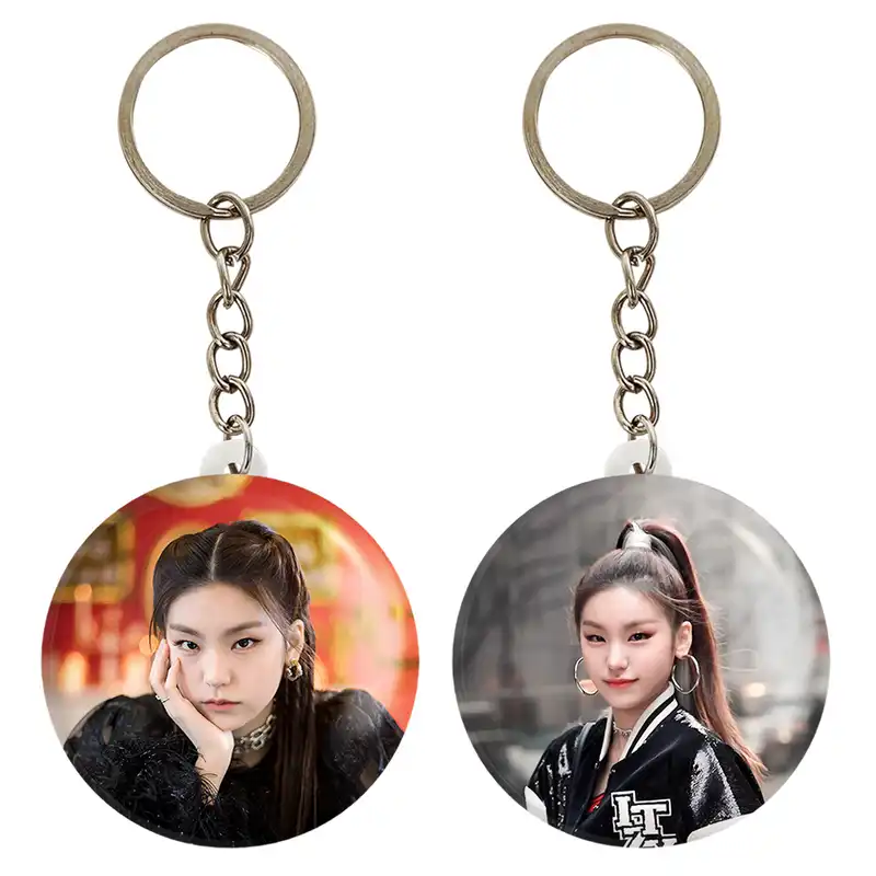 جاکلیدی خندالو مدل یجی گروه ایتزی ITZY کد 2020320207 مجموعه 2 عددی