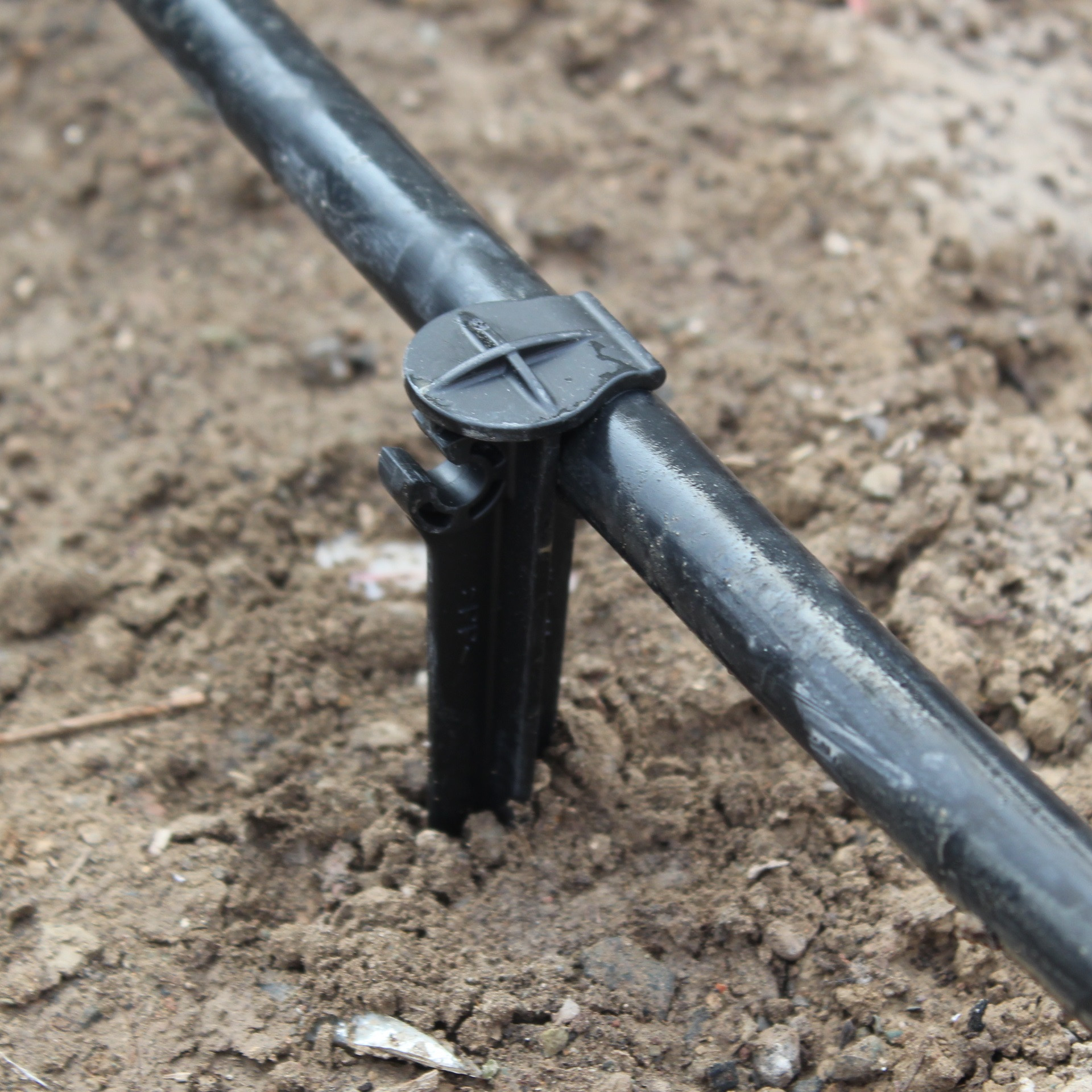 پایه نگهدارنده لوله آبیاری مدل C-106 بسته 100 عددی