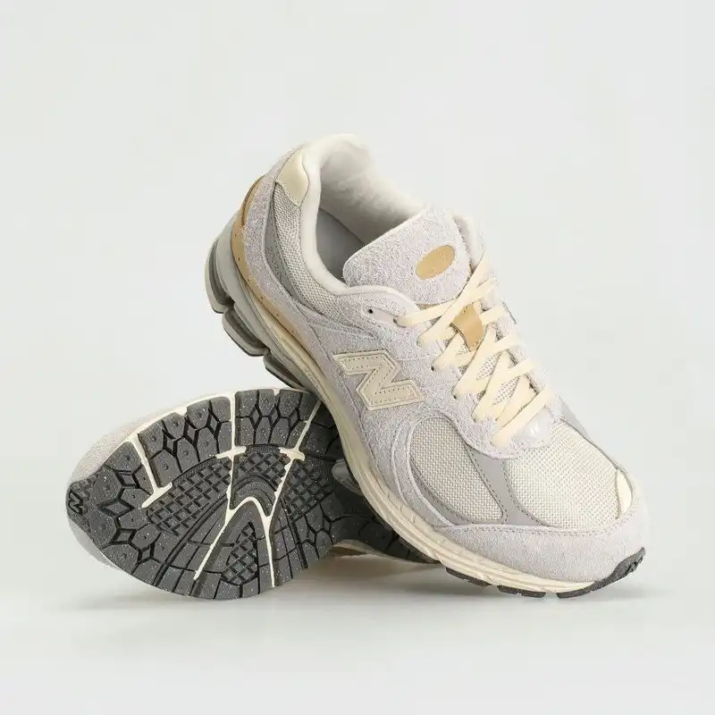 کفش پیاده روی مدل 2002 r