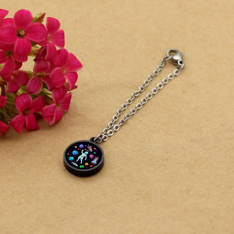 آویز ساعت زنانه ناکسیگو مدل شب تاب طرح فضانوردی کد AW7248