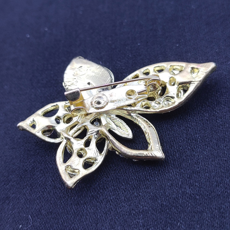 گل سینه زنانه مدل گل 5 پر نگین دار VGK004