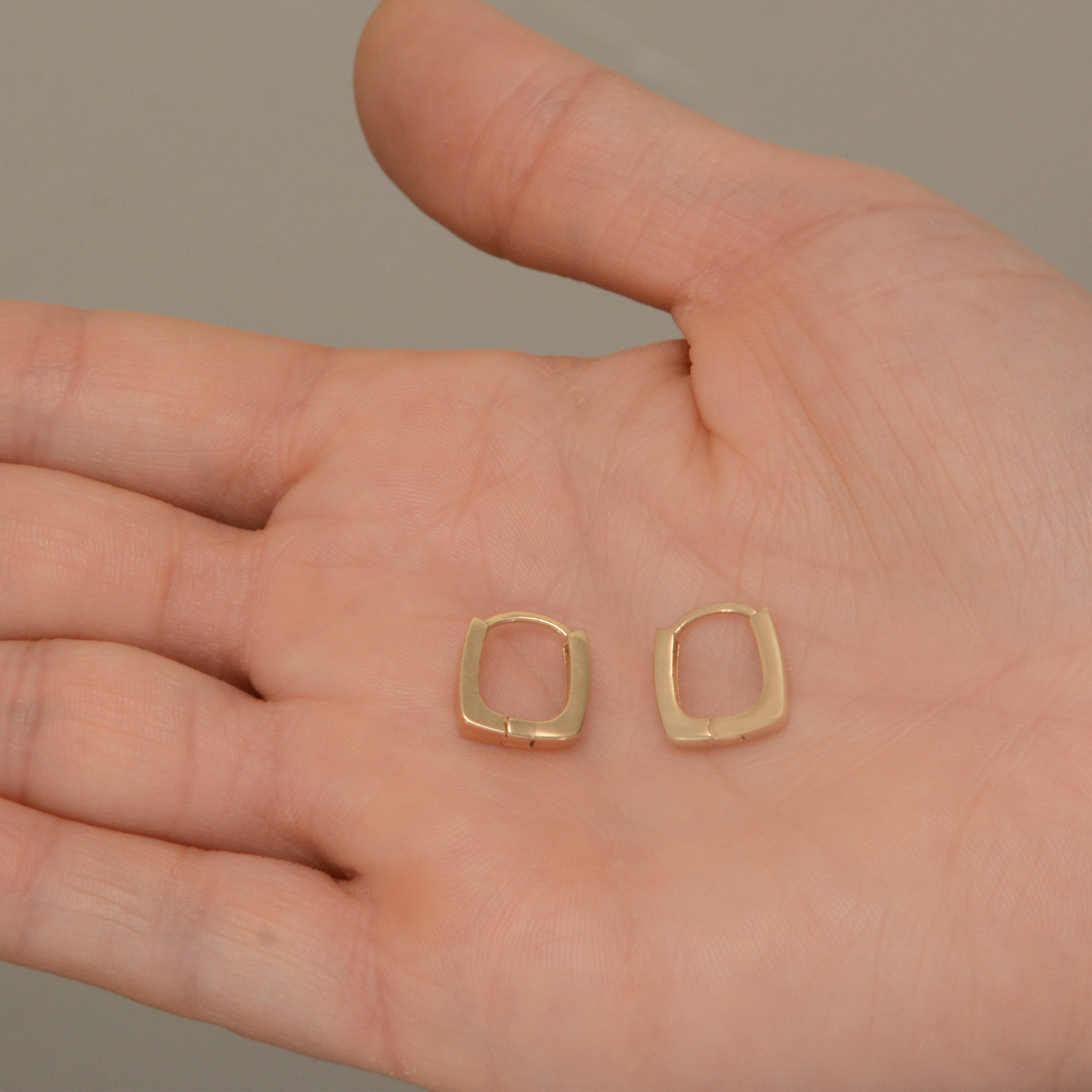 گوشواره طلا 18 عیار زنانه طلای مستجابی مدل مربعی کد 64