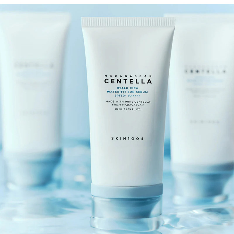 کرم ضد آفتاب بدون رنگ سنتلا، 50 SPF، مدل 1004، مناسب پوست حساس، نرمال و خشک و حجم 50 میلی‌لیتر، محافظت کننده در برابر اشعه UVA و UVB، بدون تست حیوانی، ++++PA، آبرسان، ضد التهاب، با ماندگاری 3 ساعته