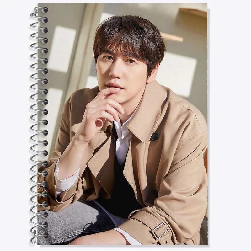 دفتر زبان 50 برگ خندالو مدل دو خط طرح کیوهیون گروه سوپر جونیور Super Junior کد 21444