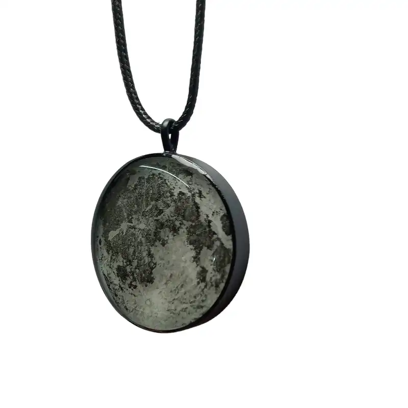 گردنبند مدل رزینی ماه شبتاب کد 3