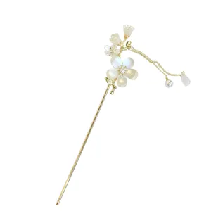 گیره مو زنانه مدل کانزاشی طرح گل بابونه و مروارید