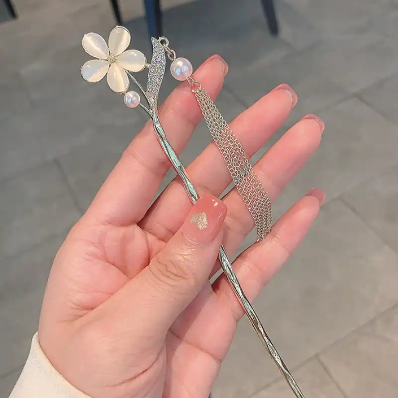 گیره مو زنانه مدل کانزاشی طرح گل یاس آویزدار