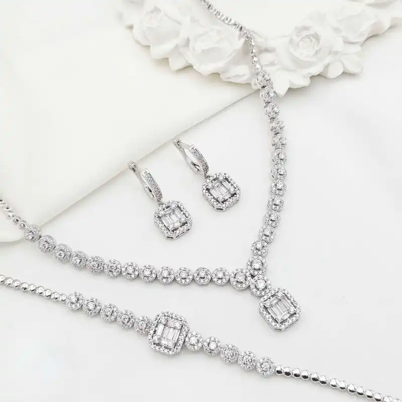 نیم ست نقره زنانه مدل امرالدکات BS 77