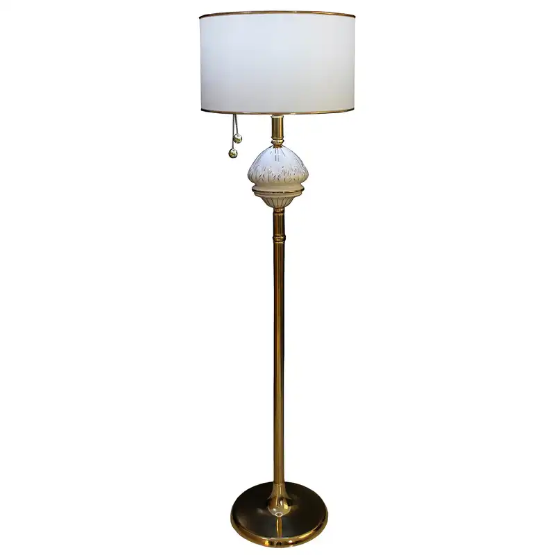 آباژور ایستاده مدل آستیاژ 02 کنار سالنی