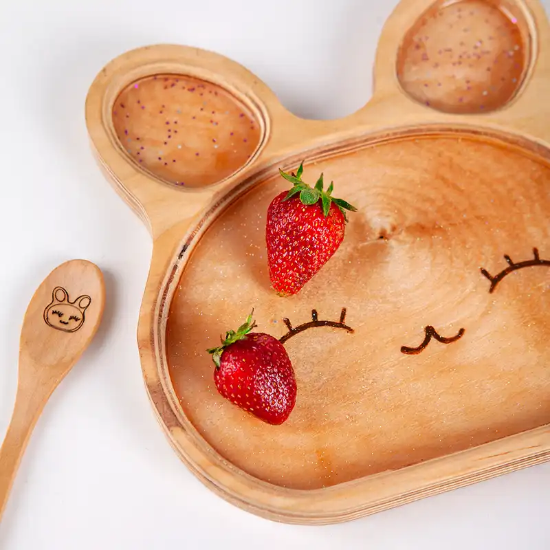 بشقاب چوبی مدل B030206 طرح خرگوش به همراه قاشق مجموعه 2 عددی