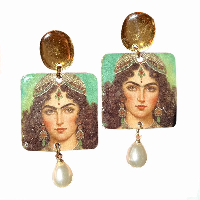 گوشواره دست دوز زنانه رزینی طرح دختر
