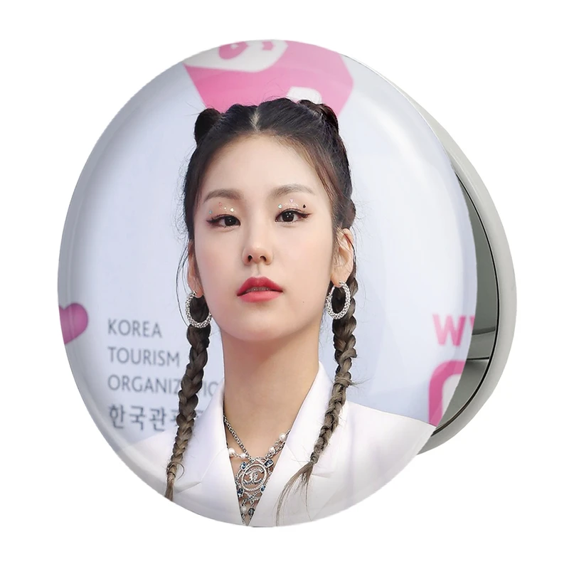 آینه جیبی خندالو طرح یجی گروه ایتزی ITZY مدل تاشو کد 12448 