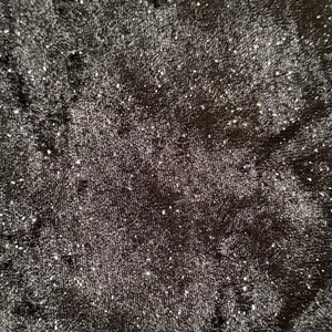 پارچه لباس عرض 1.1 متر مدل لوکس پرشیا اکلیلی  رنگ مشکی اکلیل دار نقره ای