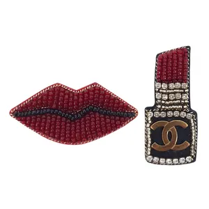 سنجاق سینه زنانه مدل رژ و لب کد 69 مجموعه 2 عددی 