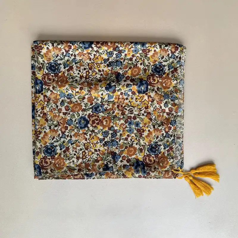 شال زنانه مدل نخی گل گلی ریز سیا منگوله دار چهارفصل کد 1