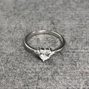 انگشتر نقره زنانه گیرا مدل قلب کد G393