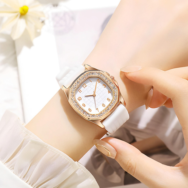 ساعت مچی عقربه ای زنانه مدل کلاسیک دور نگین بند پیو ضد آلرژی کد 3