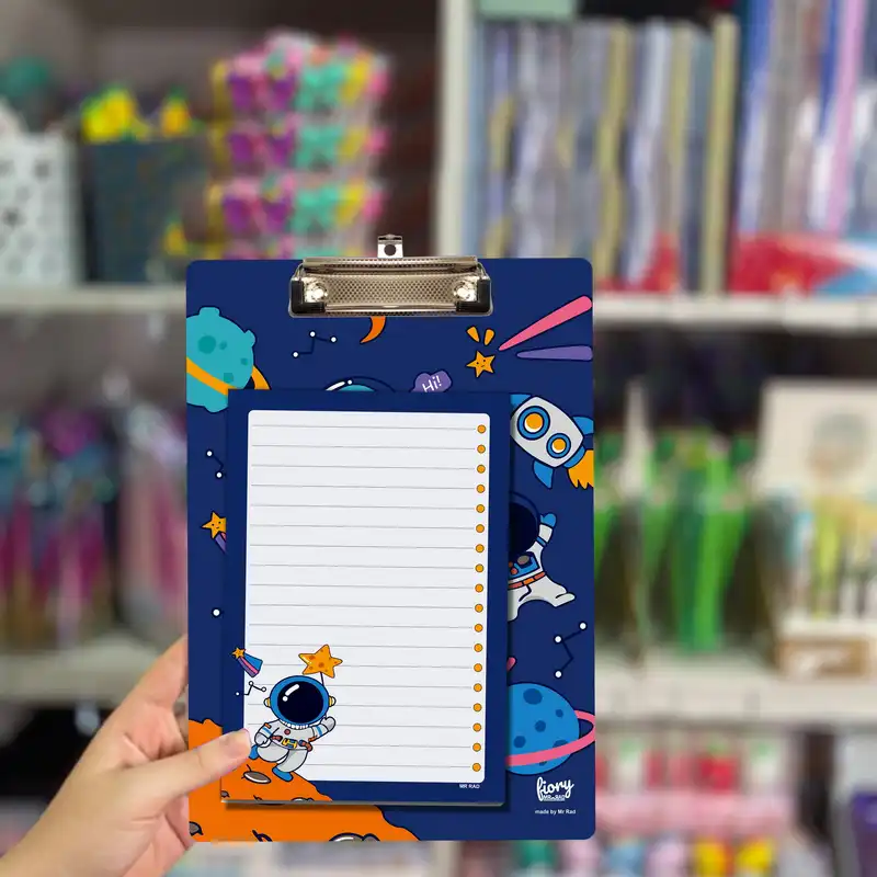 تخته شاسی مستر راد مدل فضانورد کد fiory 2405 سایز A5 به همراه کاغذ یادداشت