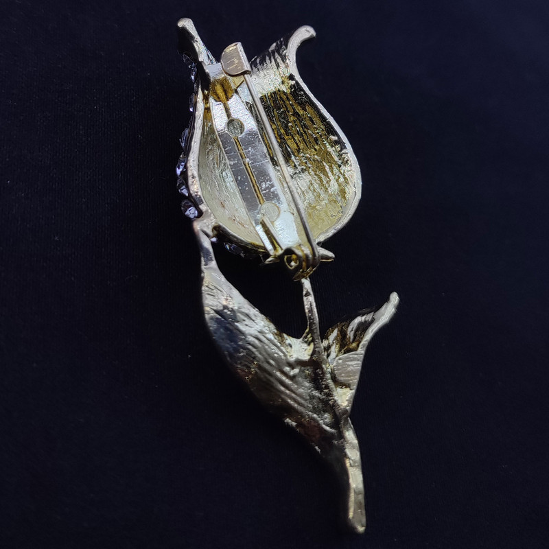 گل سینه زنانه مدل گل لاله نگین دار VGK012