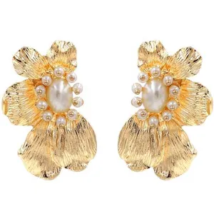 گوشواره زنانه مدل گل نیمه پنج پر پهن مروارید کد ngr401