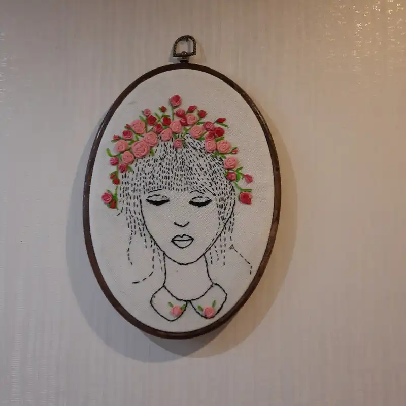 تابلو گلدوزی طرح دختر گل بر سر کد 02