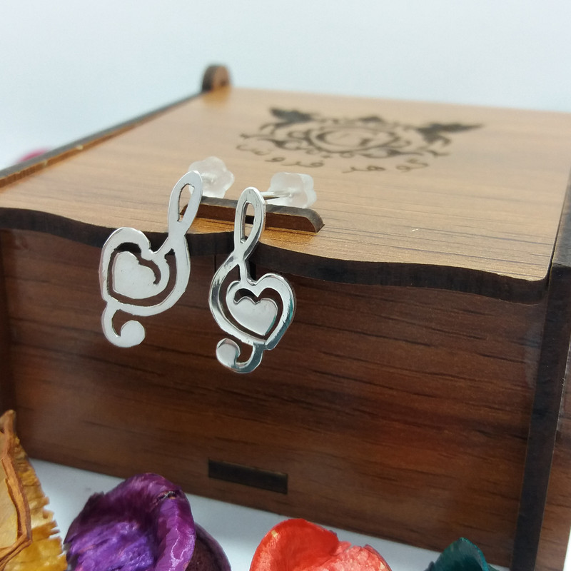 گوشواره نقره زنانه مدل نت موسیقی با قلب گوشواره نقره زنانه مدل نت موسیقی با قلب