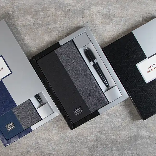 سالنامه سال 1403 مدل نوا کد 800 به همراه خودکار