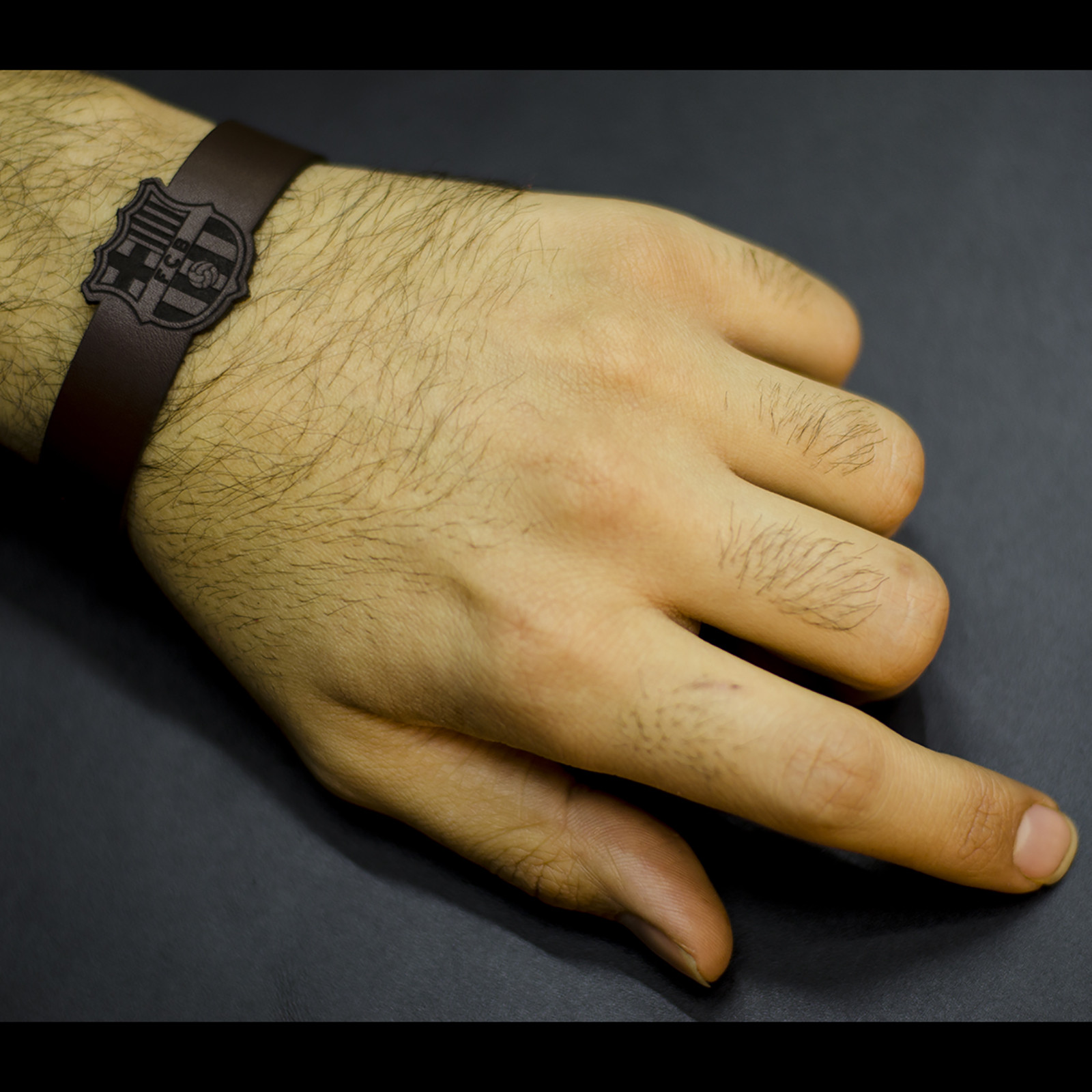 دستبند چرمی چرمینه اسپرت طرح بارسلونا کد 3018