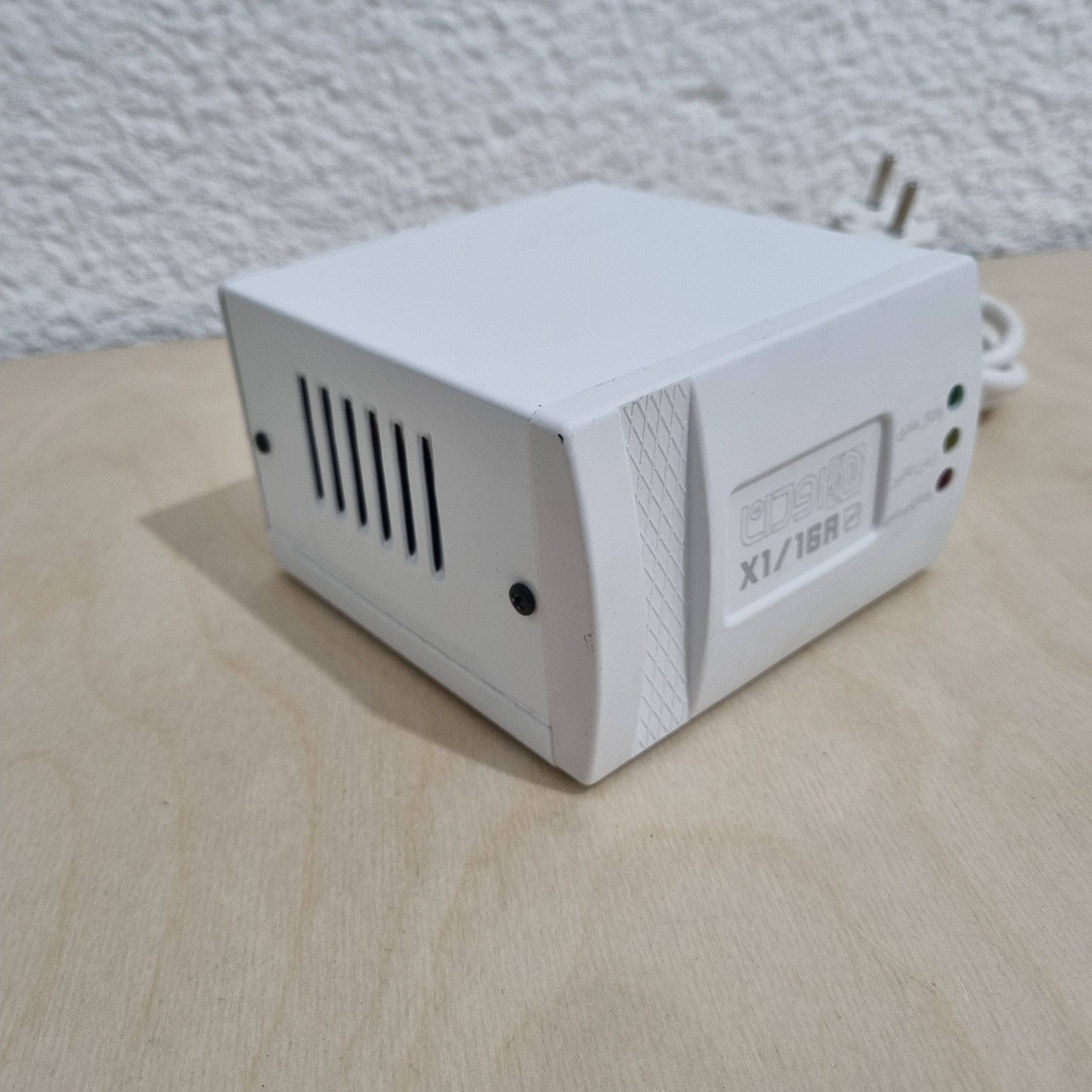 محافظ ولتاژ اودانا مدل X1-16A