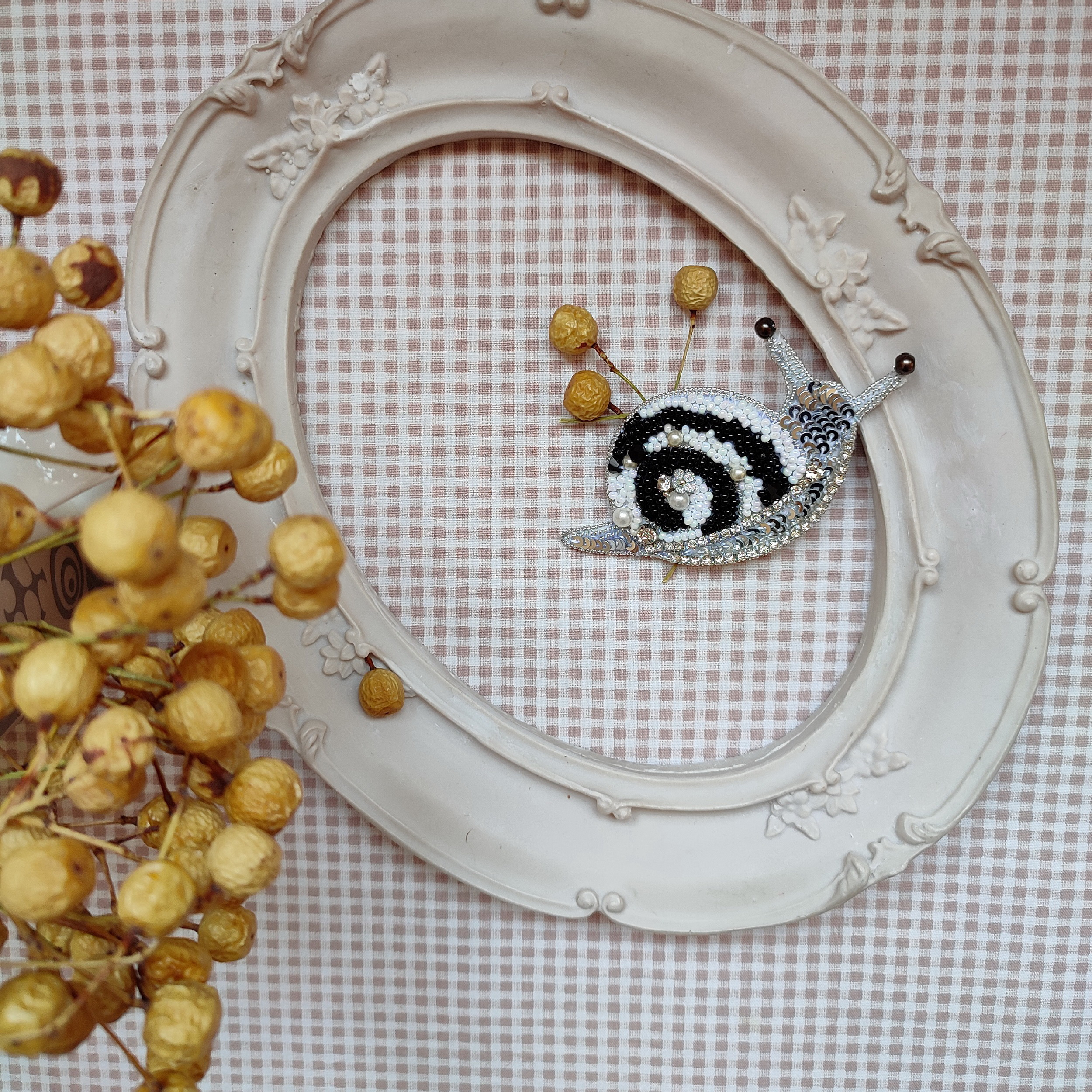 گل سینه دست ساز زنانه مدل حلزون