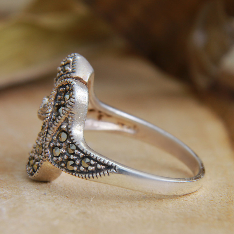 انگشتر نقره زنانه بازرگانی میلادی مدل نگین مارکازیت کد AW_368 انگشتر نقره زنانه بازرگانی میلادی مدل نگین مارکازیت کد AW_368